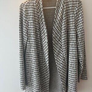 Woman/ Femme:   Veston noir  et blanc à carreaux (Pied de poule ) (Jacket)